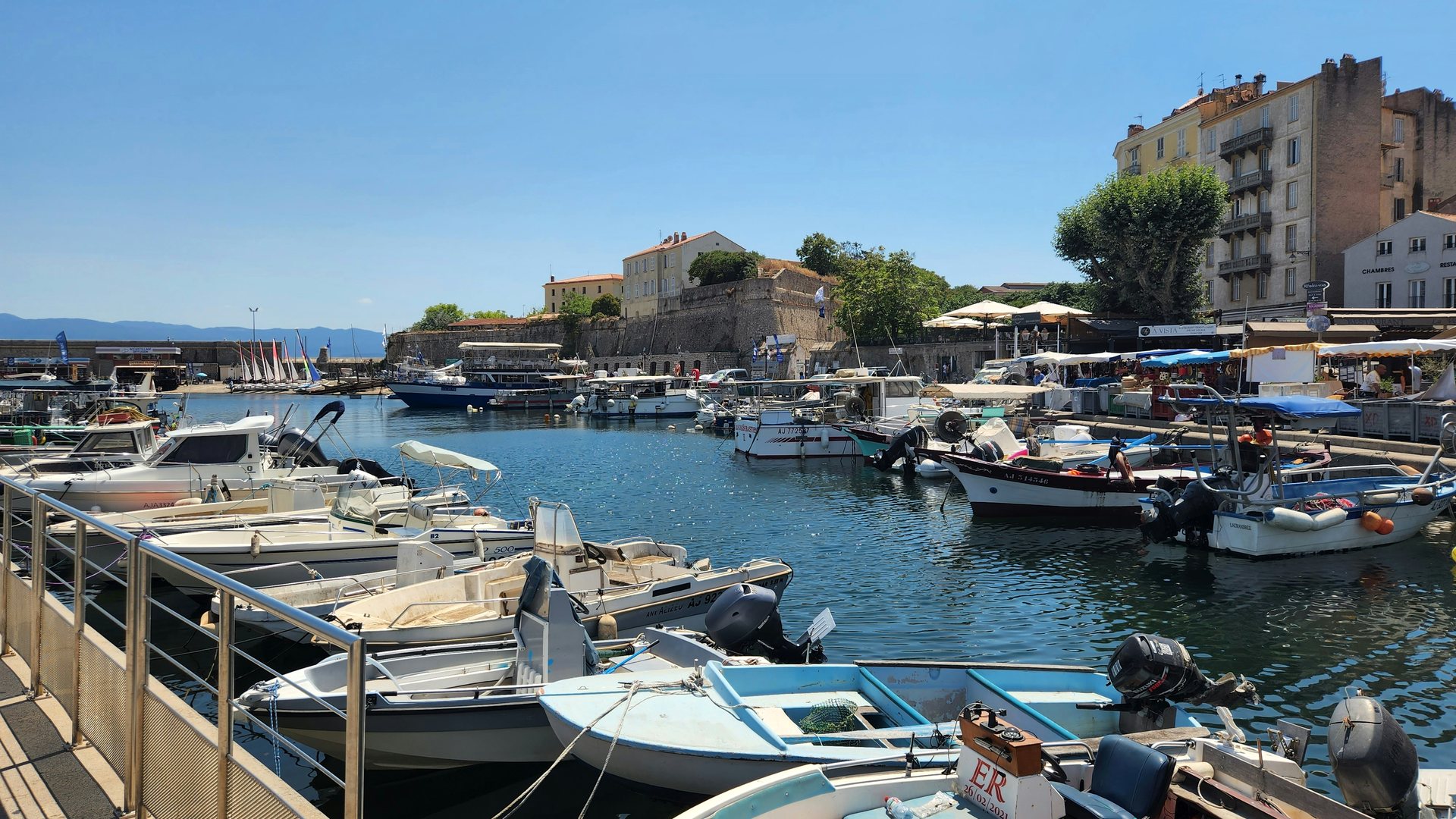 Barques et petits bateaux amarrés dans le port d’Ajaccio