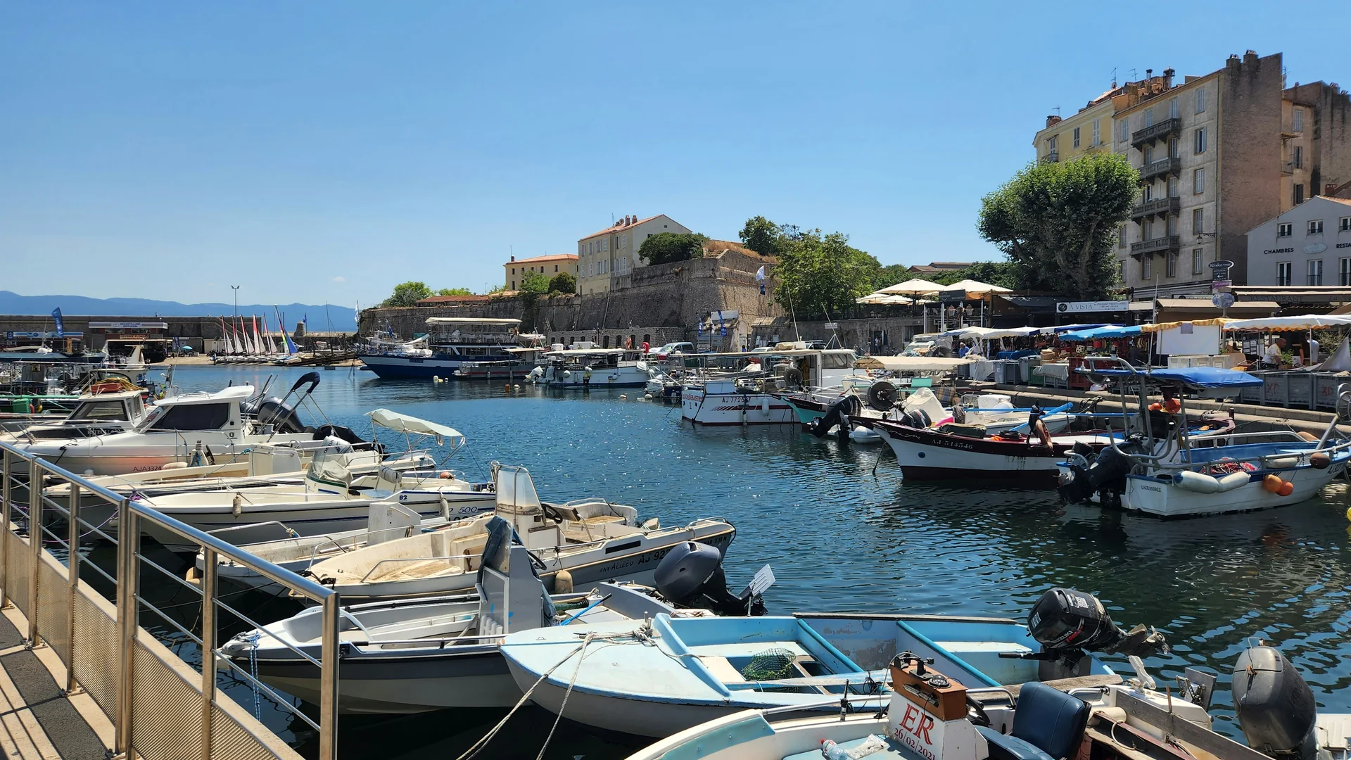 Barques dans le port d’Ajaccio