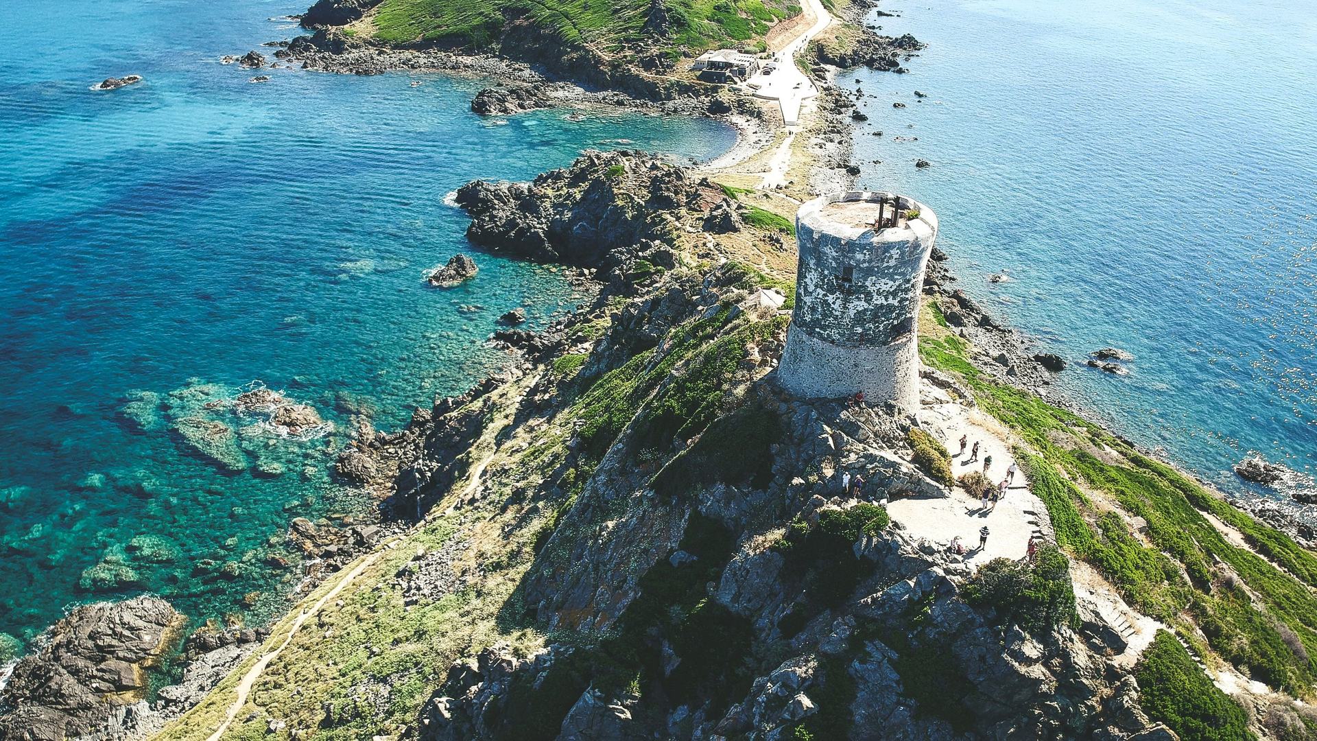 La tour de la Parata et le littoral corse vus depuis les airs