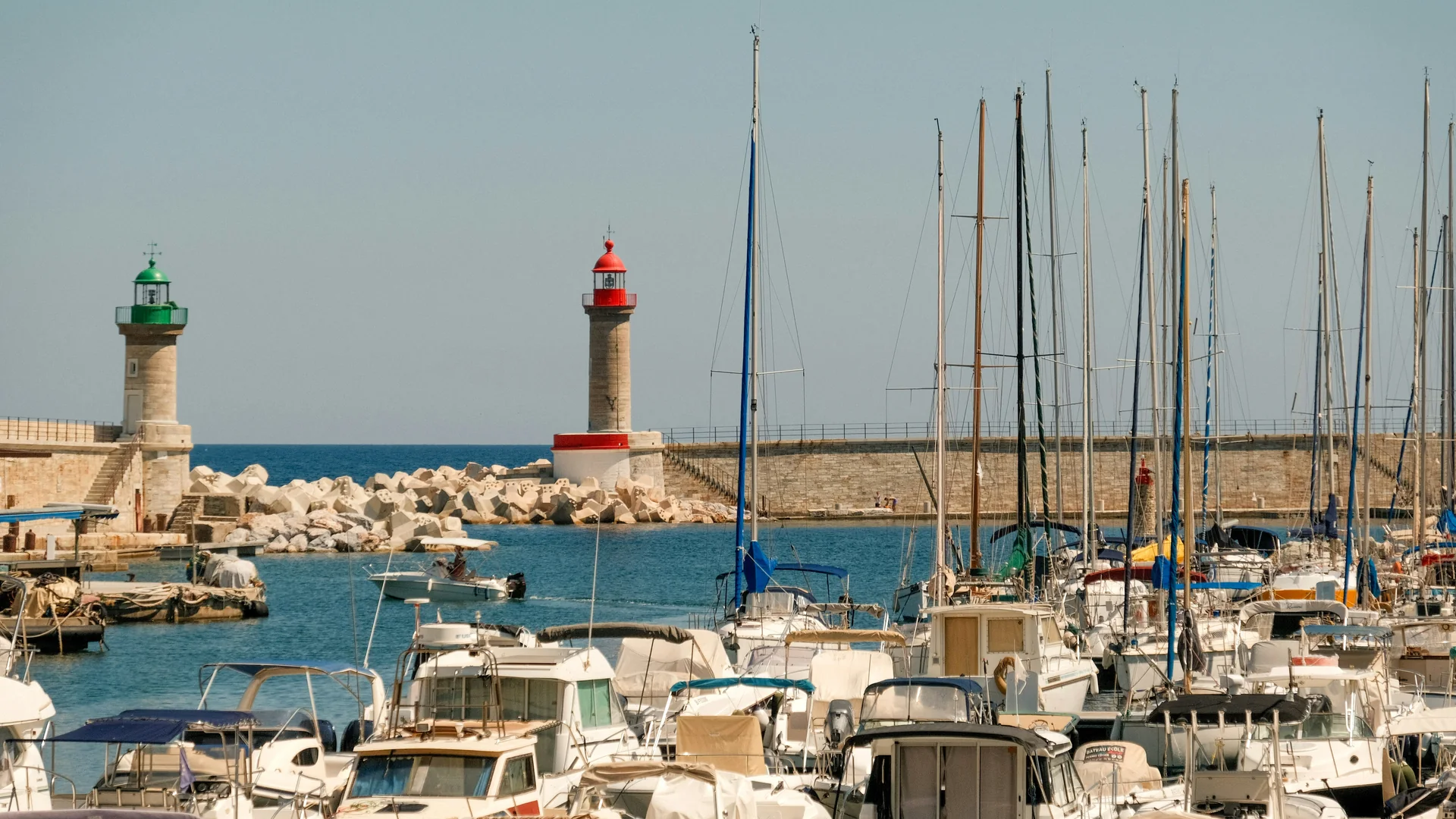 Bateaux et phares dans un port corse