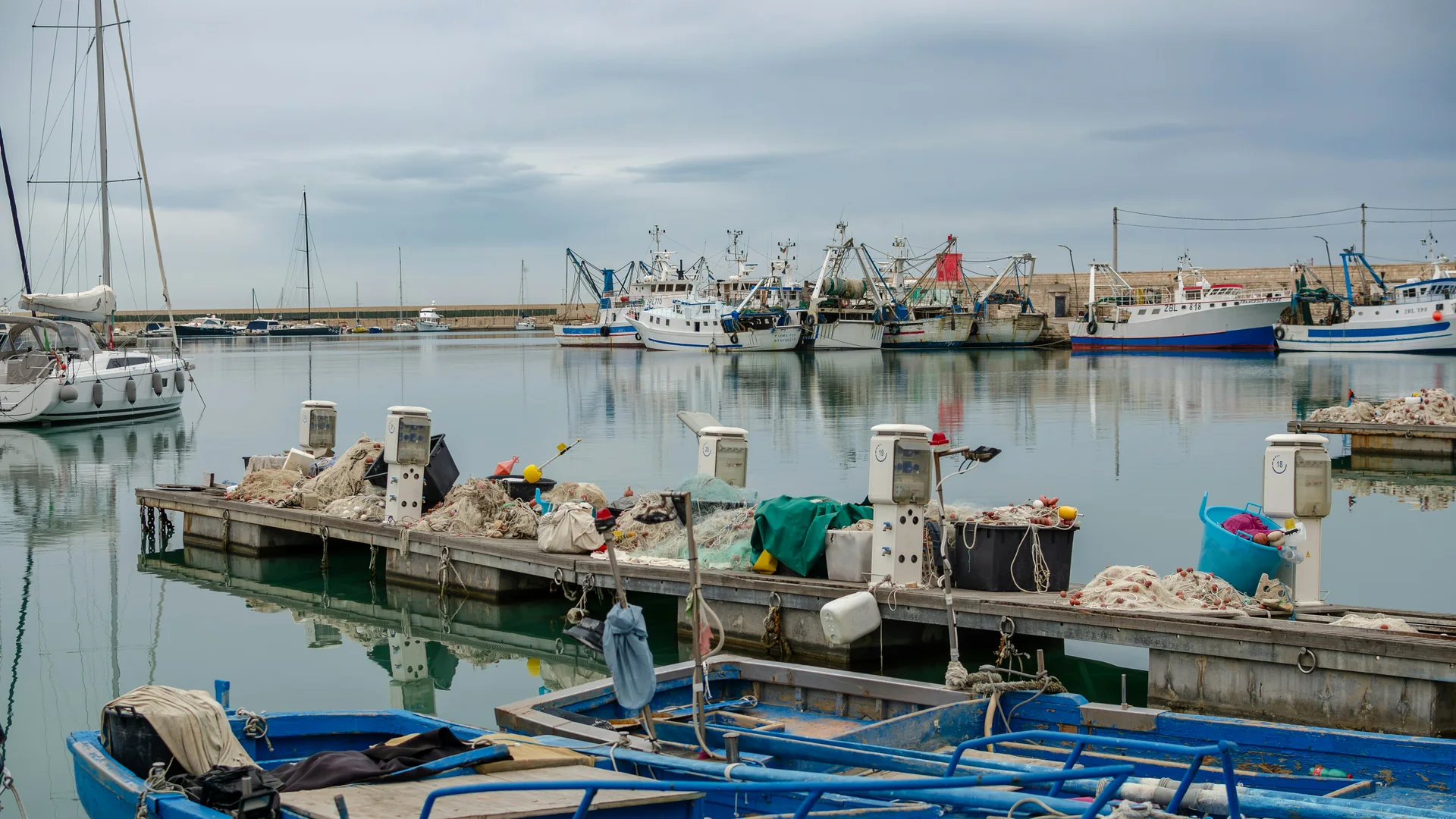 Bateaux de pêche et filets dans un port